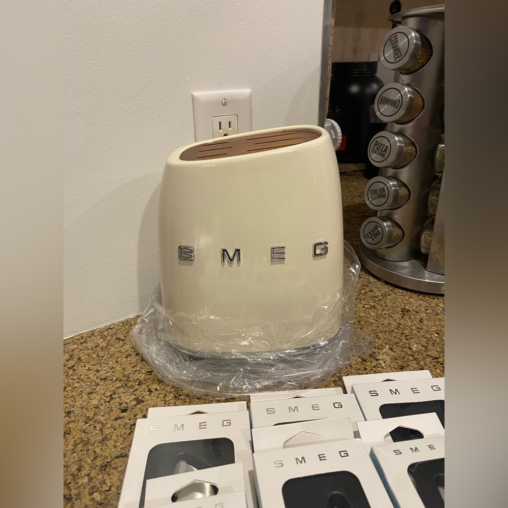 Smeg 7 pcs knife set
Without box